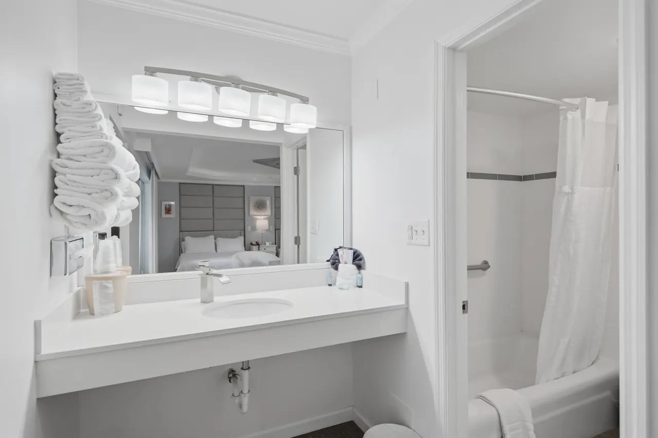 Accessible Two Queen Beds – bathroom