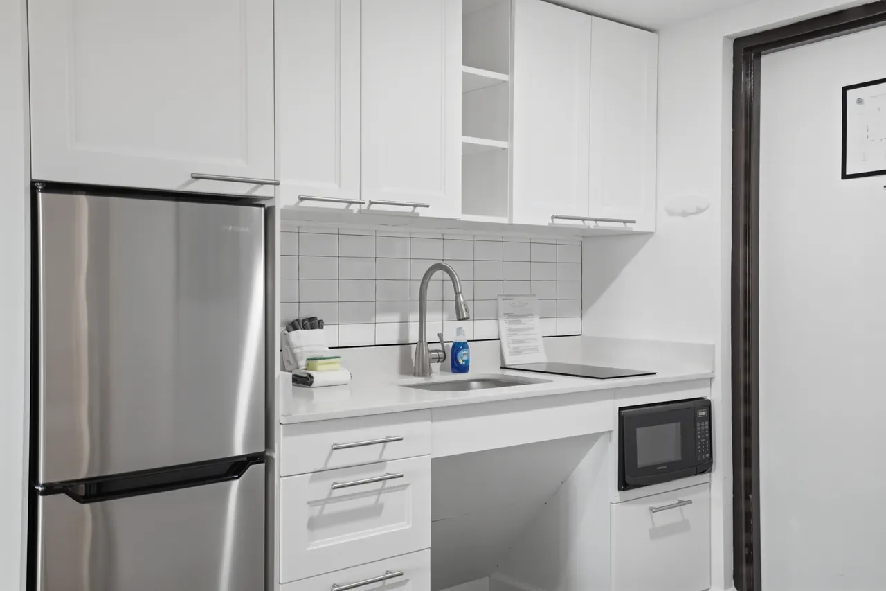 Accessible Two Queen Beds – kitchenette