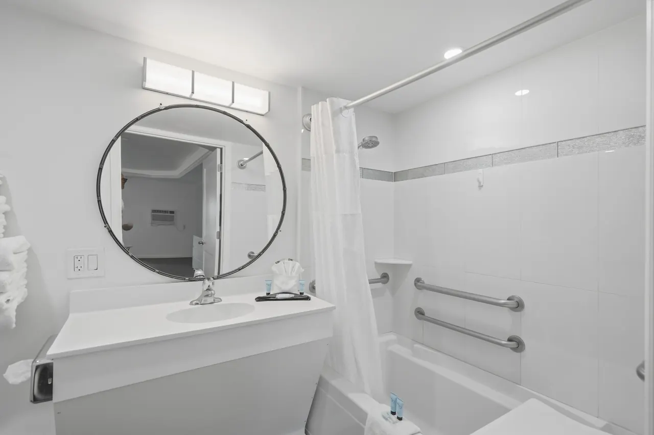 Accessible Two Queen Beds – accessible bathroom