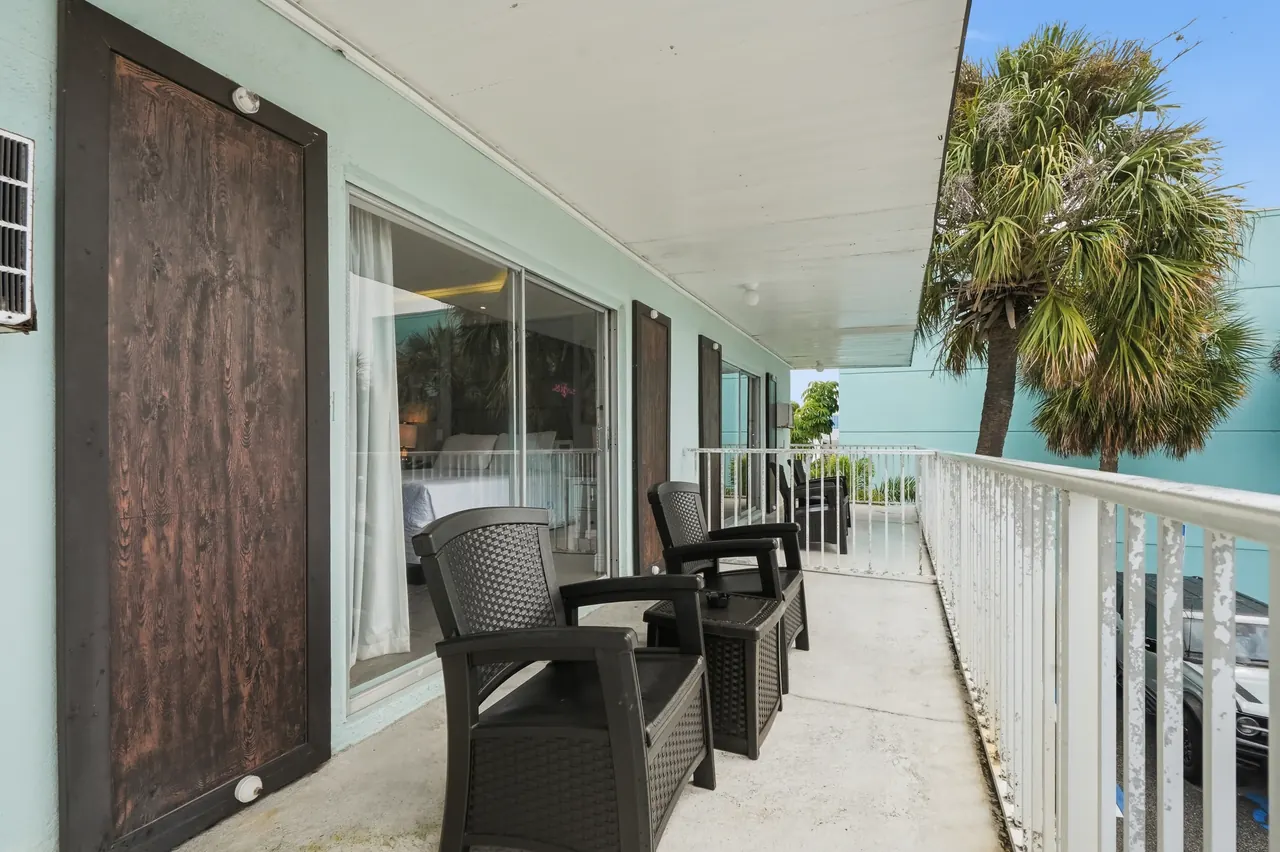 Deluxe two queen room – balcony seating