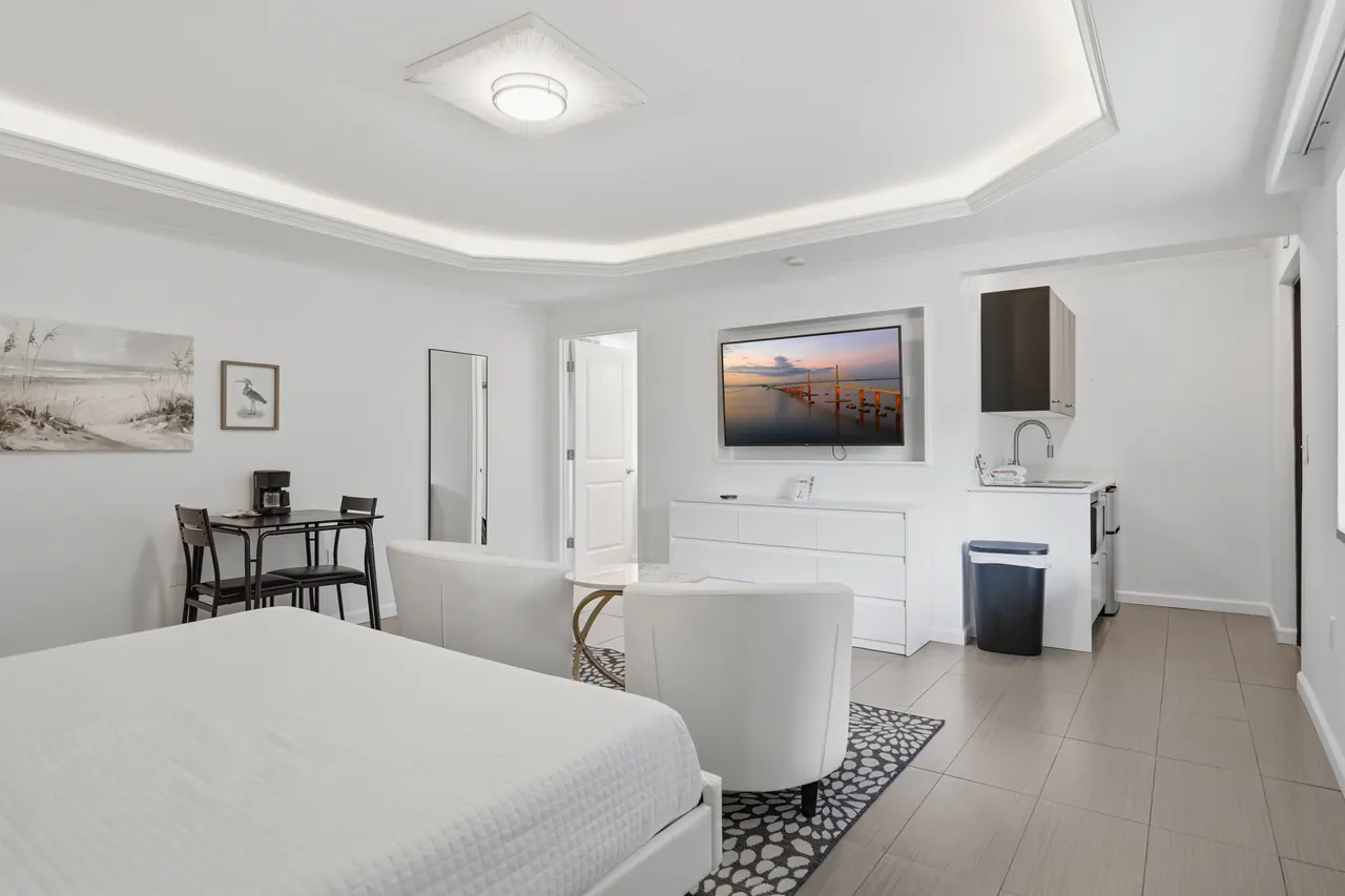 King with Kitchenette – sitting area