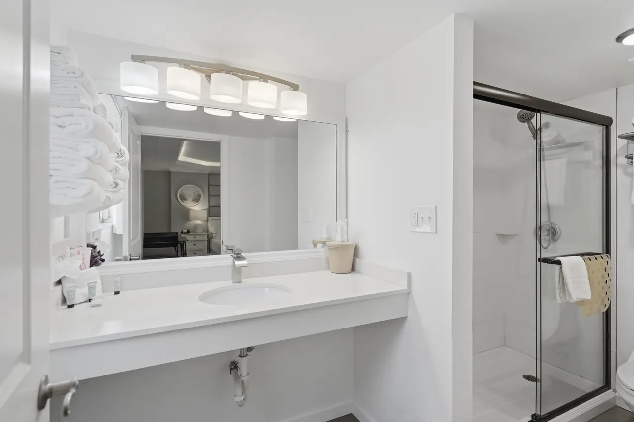 King with Kitchenette – bathroom