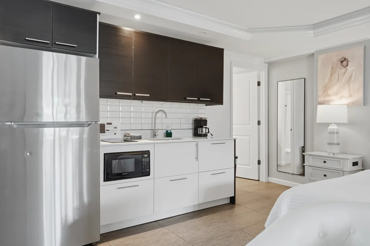 Two Queen Beds with Kitchenette – kitchenette