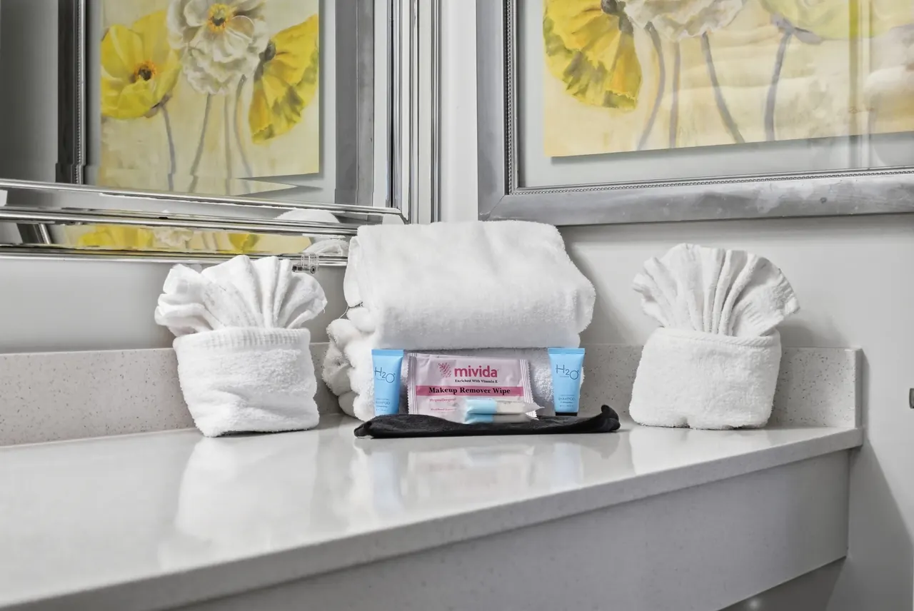 Two Queen Beds with Kitchenette – bathroom